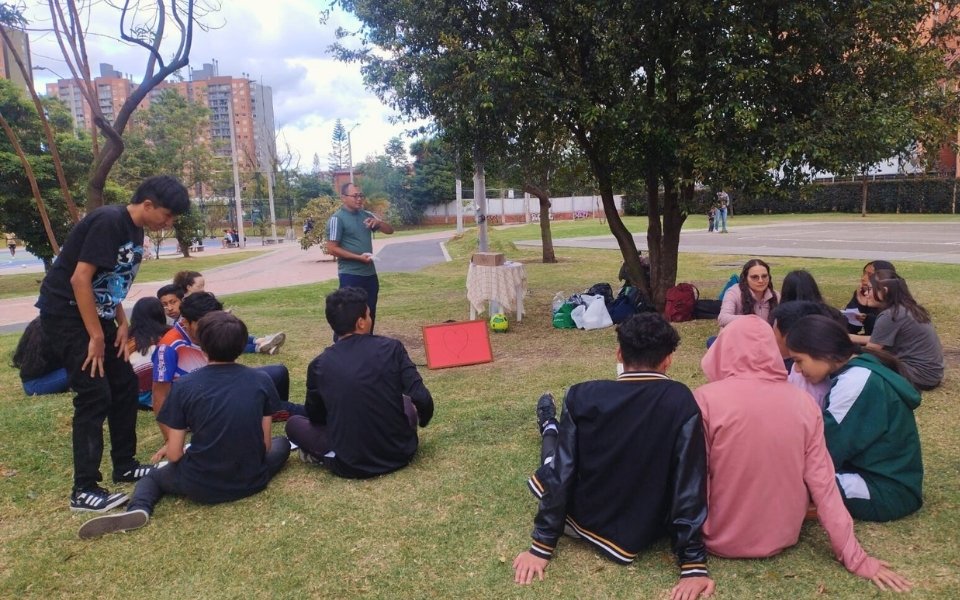 Iglesia Cristiana en Bogotá - Jovenes en el parque